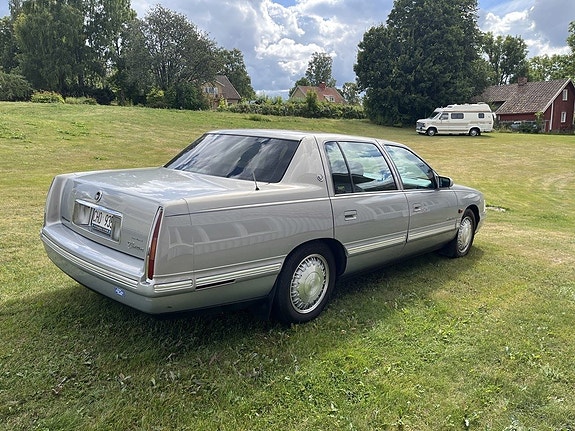 Cadillac Deville 4 of 14