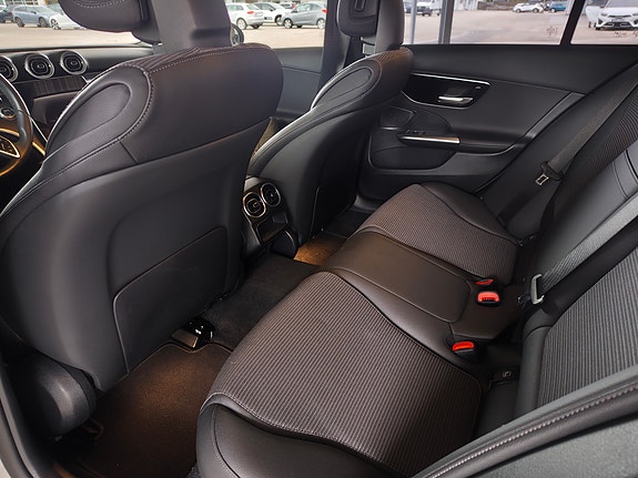 Mercedes-Benz C200 11 of 14