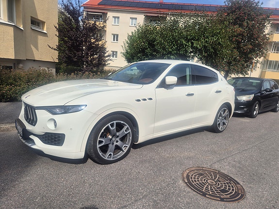 Maserati Levante 2 of 6