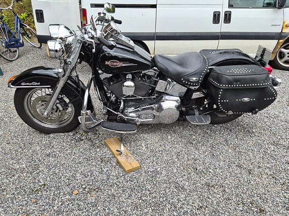 Harley-Davidson Heritage Softail Classic 3 of 6