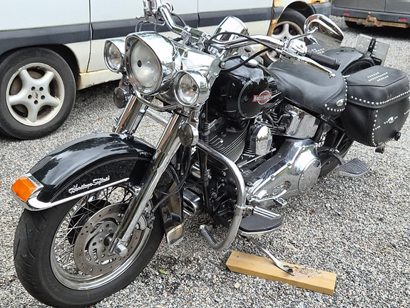 Harley-Davidson Heritage Softail Classic 4 of 6
