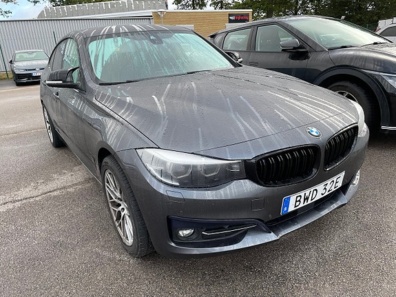 BMW 320 2 of 5