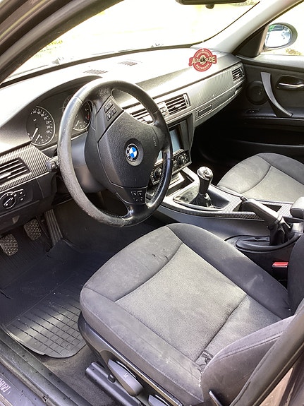 BMW 320i 4 of 6