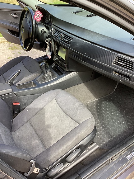 BMW 320i 5 of 6