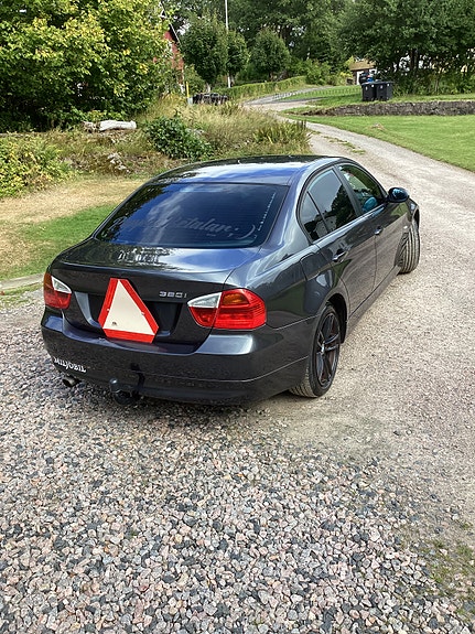 BMW 320i 2 of 6