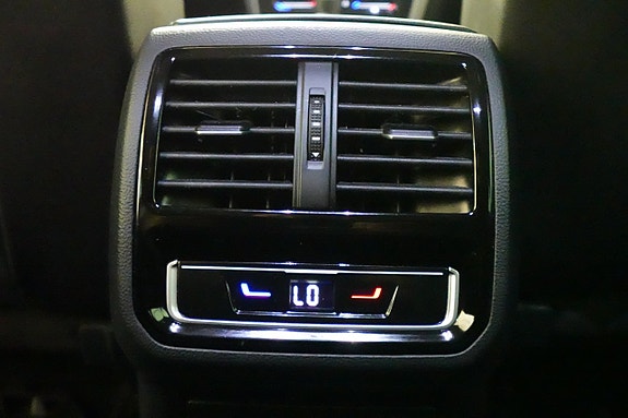 Volkswagen Passat 9 of 27