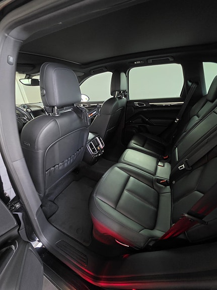 Porsche Cayenne 6 of 8