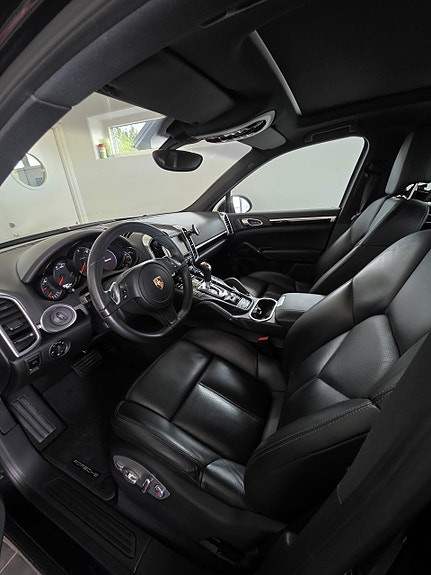 Porsche Cayenne 2 of 8