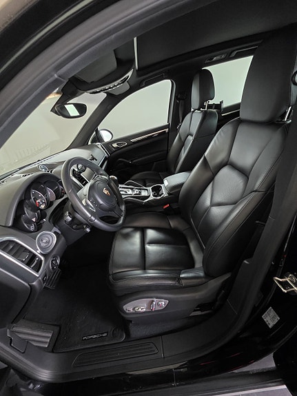 Porsche Cayenne 3 of 8