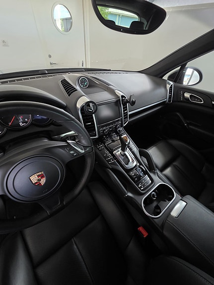 Porsche Cayenne 4 of 8