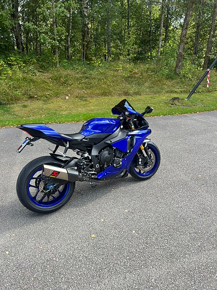 Yamaha YZF-R1 2 of 4