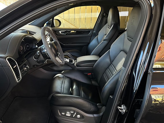 Porsche Cayenne 11 of 13
