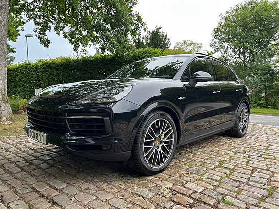 Porsche Cayenne 2 of 13