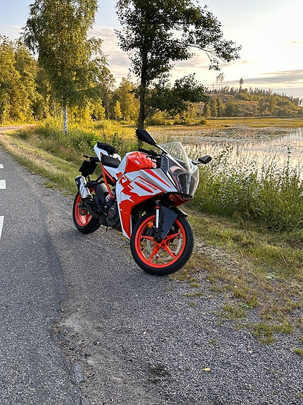 KTM RC 125 2 of 3