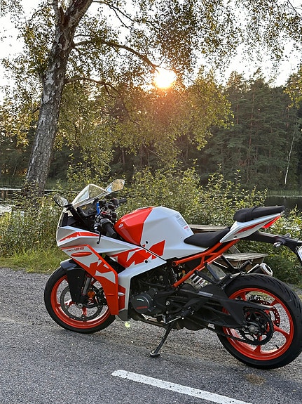 KTM RC 125 3 of 3
