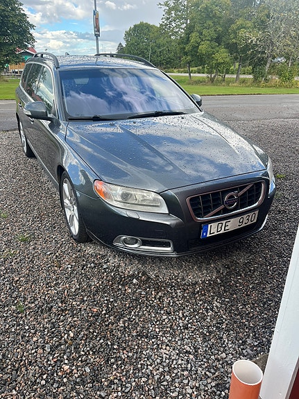 Volvo V70 2 of 6
