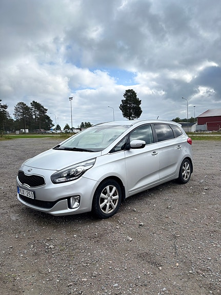 Kia Carens 2 of 8