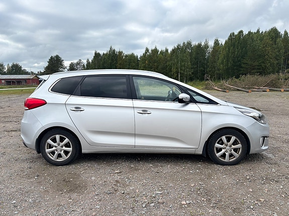 Kia Carens 5 of 8