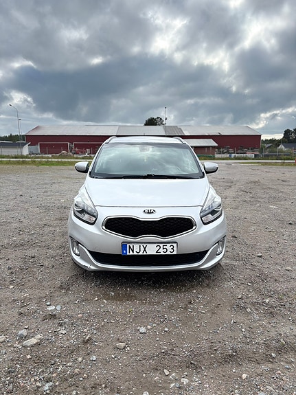 Kia Carens 3 of 8