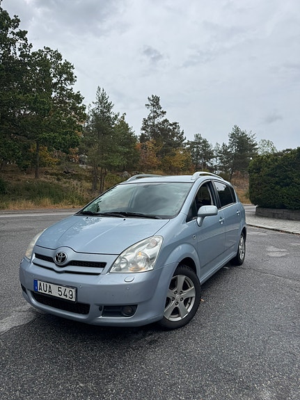 Toyota Corolla Verso 3 of 8