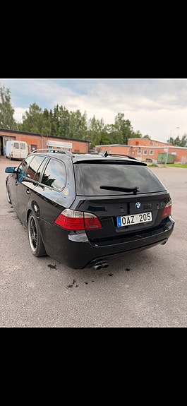 BMW 523i 3 of 5