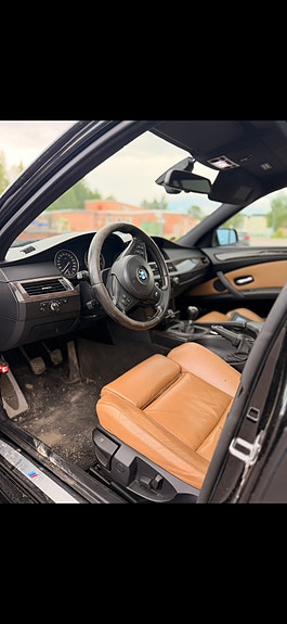 BMW 523i 4 of 5
