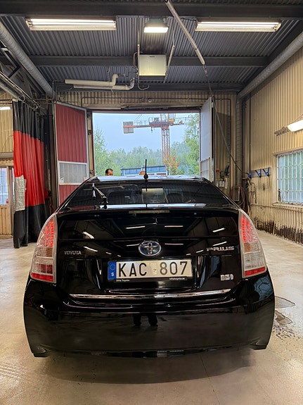 Toyota Prius 5 of 15
