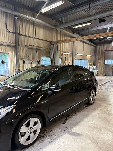Toyota Prius 2 of 15