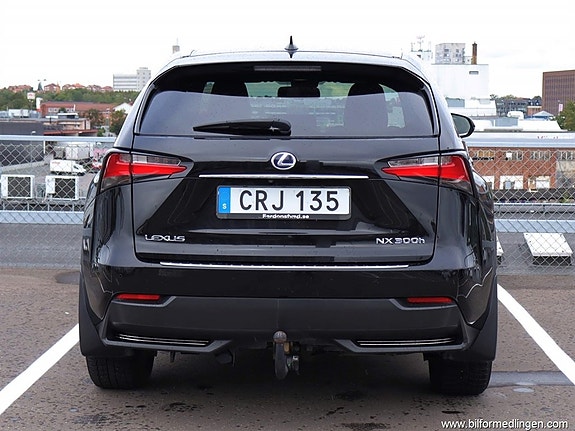 Lexus NX300h 23 of 24