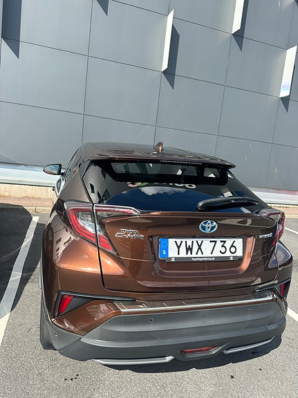Toyota C-HR 2 of 8