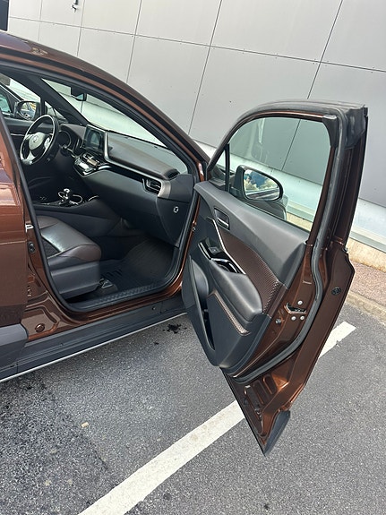 Toyota C-HR 8 of 8