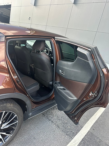 Toyota C-HR 7 of 8