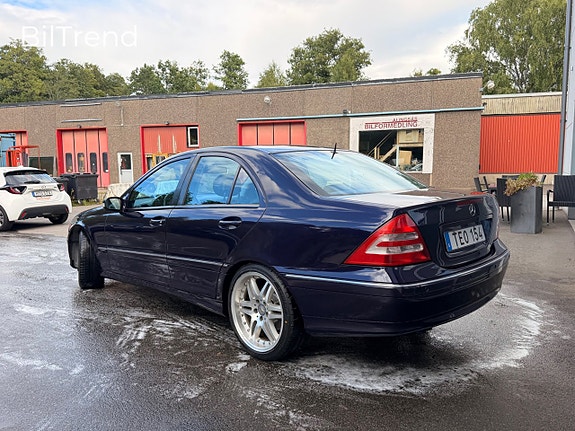Mercedes-Benz C320 6 of 17