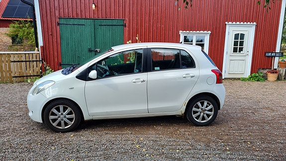 Toyota Yaris 2 of 5
