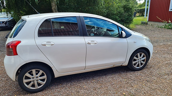 Toyota Yaris 3 of 5