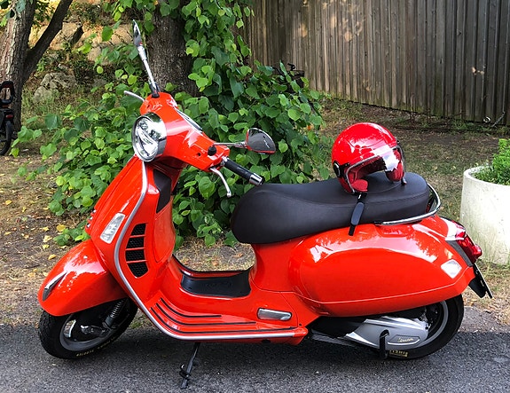 Piaggio VESPA GTS 300 3 of 4