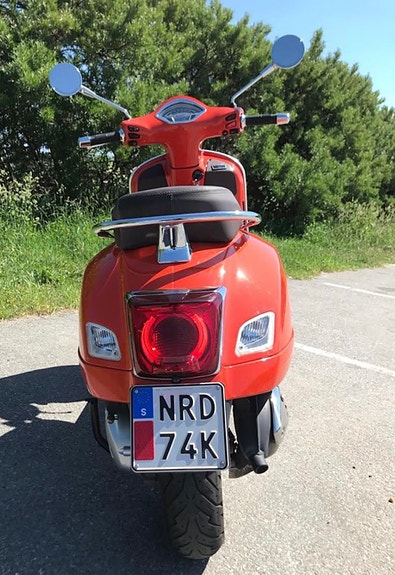 Piaggio VESPA GTS 300 2 of 4