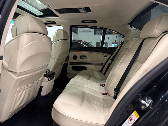 BMW 750i 12 of 30