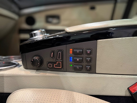 BMW 750i 21 of 30