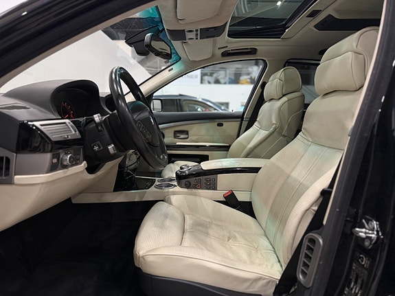 BMW 750i 11 of 30