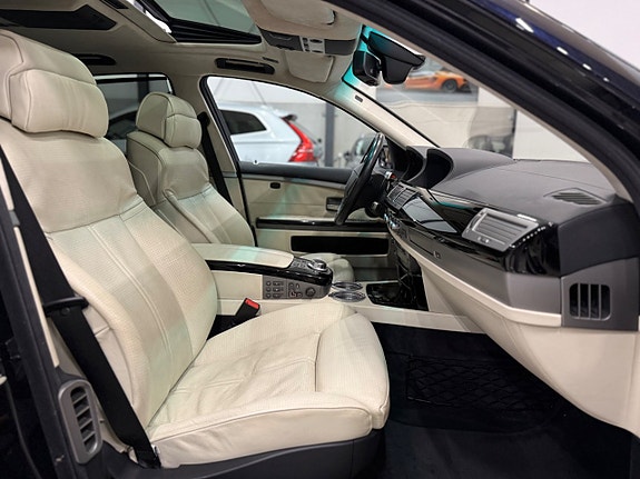 BMW 750i 13 of 30