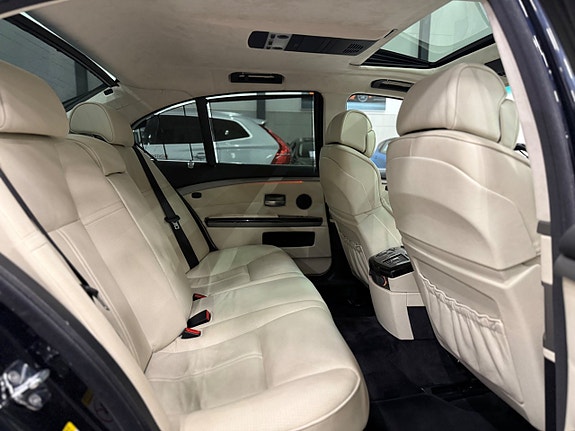 BMW 750i 14 of 30