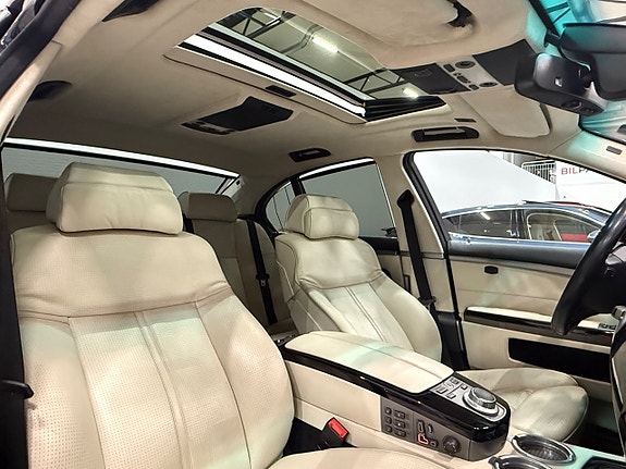 BMW 750i 18 of 30