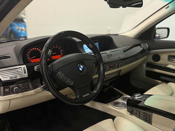 BMW 750i 9 of 30