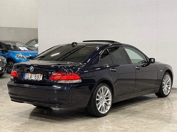 BMW 750i 5 of 30