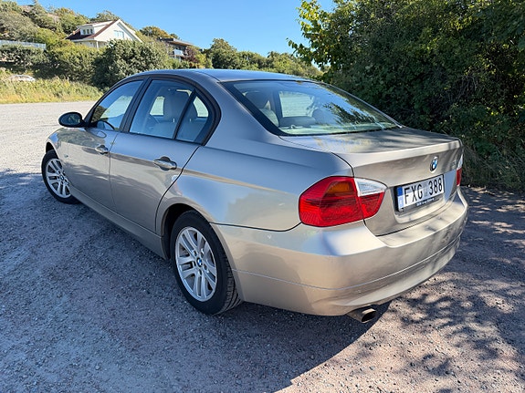 BMW 318i 3 of 7
