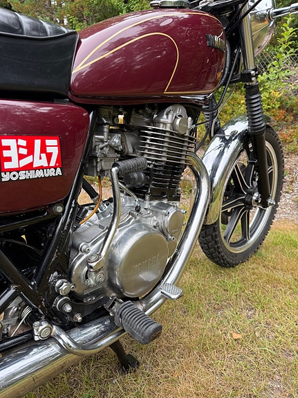 Yamaha SR400 4 of 5