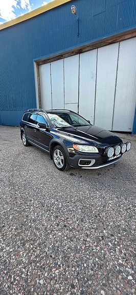 Volvo XC70 2 of 5