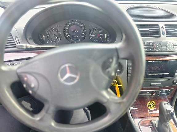 Mercedes-Benz E300 de 21 of 22