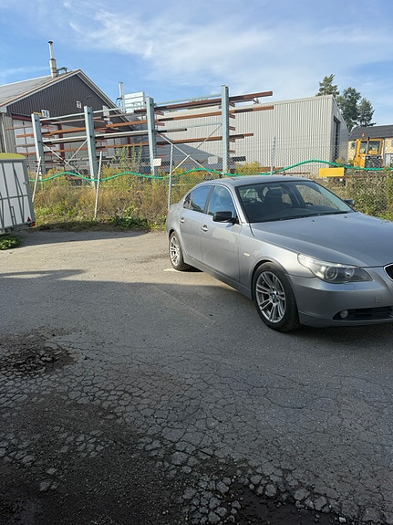BMW 520i 2 of 10